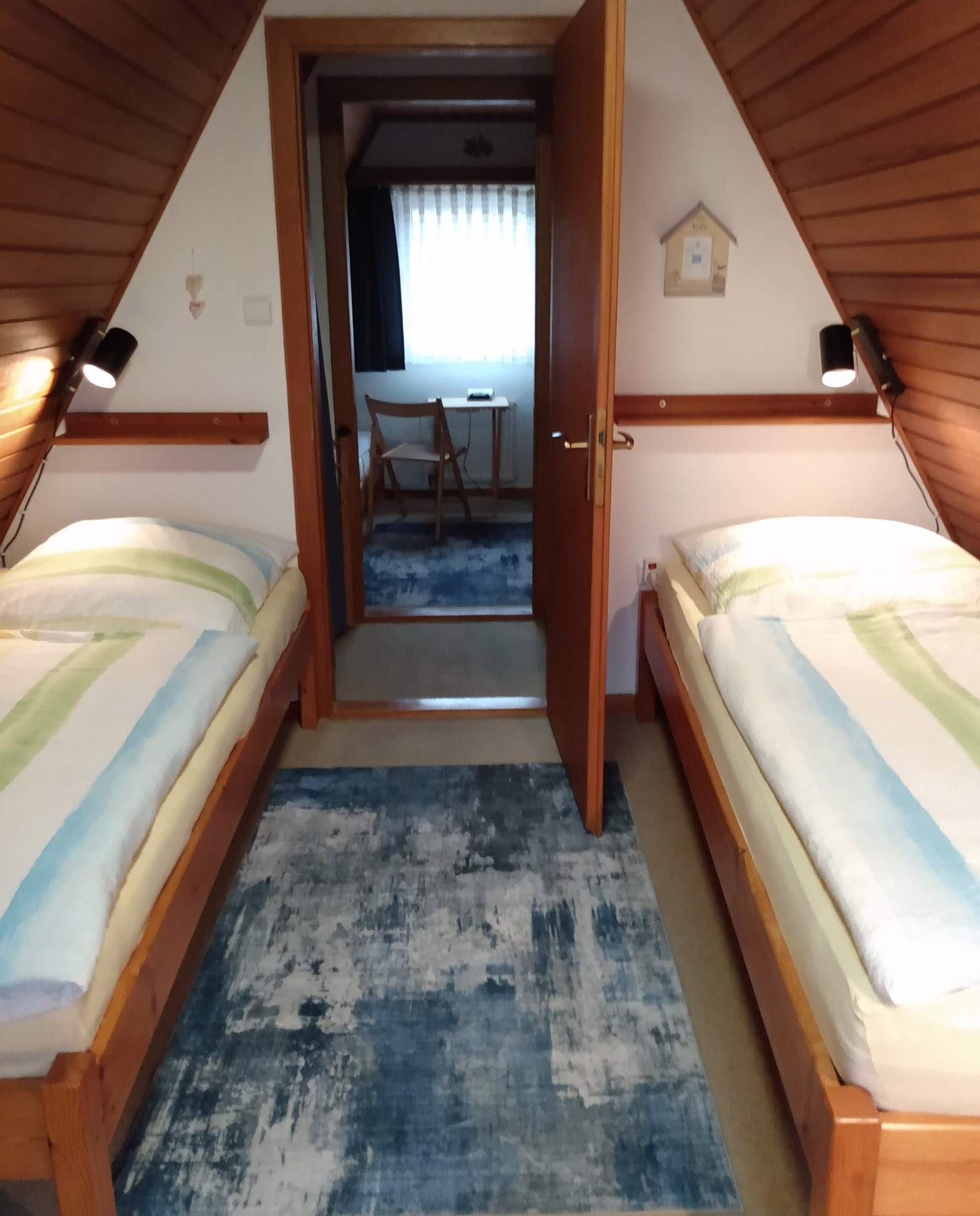 Schlafzimmer mit zwei Einzelbetten